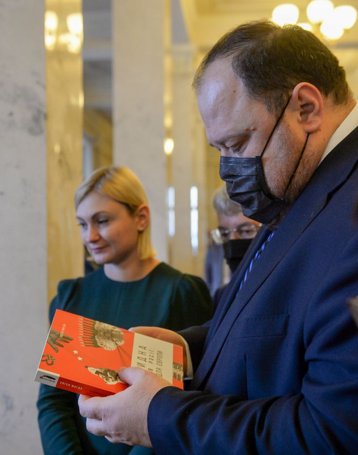 Голова Верховної Ради України Руслан Стефанчук взяв участь у відкритті книжкової виставки до 30-ї річниці Незалежності України.

У відкритті виставки також візьмуть участь: голова Комітету Верховної Ради України з питань гуманітарної та інформаційної політики Микита Потураєв, Міністр культури та інформаційної політики України Олександр Ткаченко, народна депутатка України, заступниця голови Комітету, голова підкомітету з питань інформаційної політики Комітету Верховної Ради України з питань гуманітарної та інформаційної політики Євгенія Кравчук, директорка Українського інституту книги Олександра Коваль 
