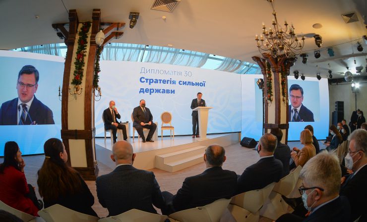 Голова Верховної Ради України Руслан Стефанчук взяв участь у Конференції Послів України «Дипломатія 30. Стратегія сильної держави», яка проходить у місті Івано-Франківськ (Конференц-зал готелю «Надія»)

Вітальне слово Міністра закордонних справ України Д.Кулеби.

Виступ Голови Верховної Ради України Р.Стефанчука в рамках об’єднаної пленарної сесії «Роль парламентської дипломатії у реалізації стратегії зовнішньополітичної діяльності України. Магістральні напрями розвитку держави».

Виступ Прем’єр-міністра України Д.Шмигаля в рамках об’єднаної пленарної сесії «Роль парламентської дипломатії у реалізації стратегії зовнішньополітичної діяльності України. Магістральні напрями розвитку держави».
