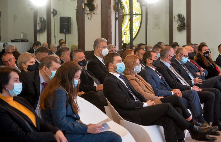 Голова Верховної Ради України Руслан Стефанчук взяв участь у Конференції Послів України «Дипломатія 30. Стратегія сильної держави», яка проходить у місті Івано-Франківськ (Конференц-зал готелю «Надія»)

Вітальне слово Міністра закордонних справ України Д.Кулеби.

Виступ Голови Верховної Ради України Р.Стефанчука в рамках об’єднаної пленарної сесії «Роль парламентської дипломатії у реалізації стратегії зовнішньополітичної діяльності України. Магістральні напрями розвитку держави».

Виступ Прем’єр-міністра України Д.Шмигаля в рамках об’єднаної пленарної сесії «Роль парламентської дипломатії у реалізації стратегії зовнішньополітичної діяльності України. Магістральні напрями розвитку держави».
