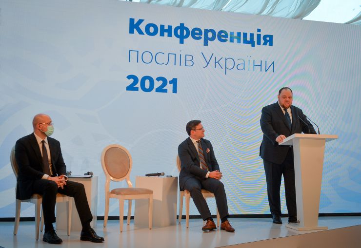 Голова Верховної Ради України Руслан Стефанчук взяв участь у Конференції Послів України «Дипломатія 30. Стратегія сильної держави», яка проходить у місті Івано-Франківськ (Конференц-зал готелю «Надія»)

Вітальне слово Міністра закордонних справ України Д.Кулеби.

Виступ Голови Верховної Ради України Р.Стефанчука в рамках об’єднаної пленарної сесії «Роль парламентської дипломатії у реалізації стратегії зовнішньополітичної діяльності України. Магістральні напрями розвитку держави».

Виступ Прем’єр-міністра України Д.Шмигаля в рамках об’єднаної пленарної сесії «Роль парламентської дипломатії у реалізації стратегії зовнішньополітичної діяльності України. Магістральні напрями розвитку держави».
