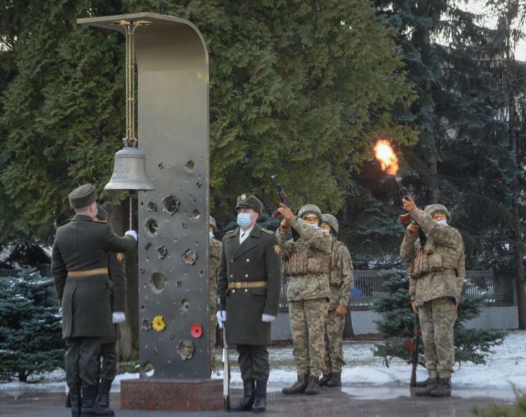 Президент України Володимир Зеленський, Голова Верховної Ради Руслан Стефанчук  взяли участь у вшануванні пам’яті українських військових, які загинули в цей день за свободу, незалежність і територіальну цілісність нашої держави. У церемонії вшанування також взяли участь Прем’єр-міністр Денис Шмигаль, міністр оборони України Олексій Резніков, керівник Офісу Президента Андрій Єрмак.

В Меморіальному комплексі, розташованому на території Міноборони України відбувся захід із вшанування пам'яті 51 українського воїна, які загинули у 2015 році в боях із російсько-терористичними військами в Донецькому аеропорту, та трьох військовослужбовців ЗСУ,  загиблих за свободу, незалежність і територіальну цілісність України у 2015, 2017 та 2020 роках.
