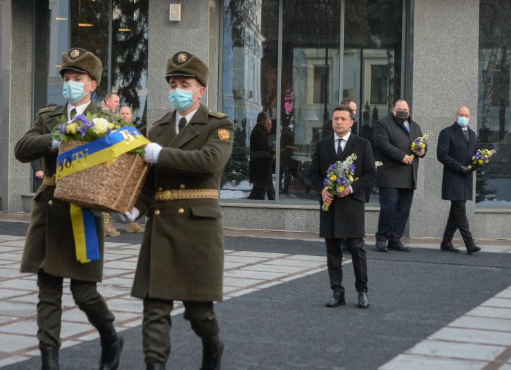 Президент України Володимир Зеленський, Голова Верховної Ради Руслан Стефанчук  взяли участь у вшануванні пам’яті українських військових, які загинули в цей день за свободу, незалежність і територіальну цілісність нашої держави. У церемонії вшанування також взяли участь Прем’єр-міністр Денис Шмигаль, міністр оборони України Олексій Резніков, керівник Офісу Президента Андрій Єрмак.

В Меморіальному комплексі, розташованому на території Міноборони України відбувся захід із вшанування пам'яті 51 українського воїна, які загинули у 2015 році в боях із російсько-терористичними військами в Донецькому аеропорту, та трьох військовослужбовців ЗСУ,  загиблих за свободу, незалежність і територіальну цілісність України у 2015, 2017 та 2020 роках.
