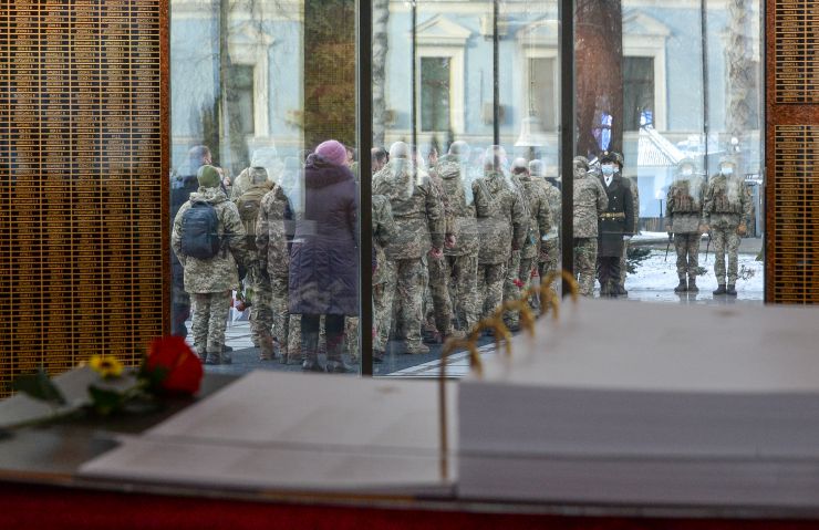 Президент України Володимир Зеленський, Голова Верховної Ради Руслан Стефанчук  взяли участь у вшануванні пам’яті українських військових, які загинули в цей день за свободу, незалежність і територіальну цілісність нашої держави. У церемонії вшанування також взяли участь Прем’єр-міністр Денис Шмигаль, міністр оборони України Олексій Резніков, керівник Офісу Президента Андрій Єрмак.

В Меморіальному комплексі, розташованому на території Міноборони України відбувся захід із вшанування пам'яті 51 українського воїна, які загинули у 2015 році в боях із російсько-терористичними військами в Донецькому аеропорту, та трьох військовослужбовців ЗСУ,  загиблих за свободу, незалежність і територіальну цілісність України у 2015, 2017 та 2020 роках.

