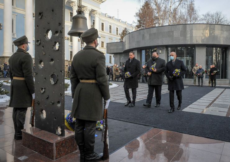 Президент України Володимир Зеленський, Голова Верховної Ради Руслан Стефанчук  взяли участь у вшануванні пам’яті українських військових, які загинули в цей день за свободу, незалежність і територіальну цілісність нашої держави. У церемонії вшанування також взяли участь Прем’єр-міністр Денис Шмигаль, міністр оборони України Олексій Резніков, керівник Офісу Президента Андрій Єрмак.

В Меморіальному комплексі, розташованому на території Міноборони України відбувся захід із вшанування пам'яті 51 українського воїна, які загинули у 2015 році в боях із російсько-терористичними військами в Донецькому аеропорту, та трьох військовослужбовців ЗСУ,  загиблих за свободу, незалежність і територіальну цілісність України у 2015, 2017 та 2020 роках.
