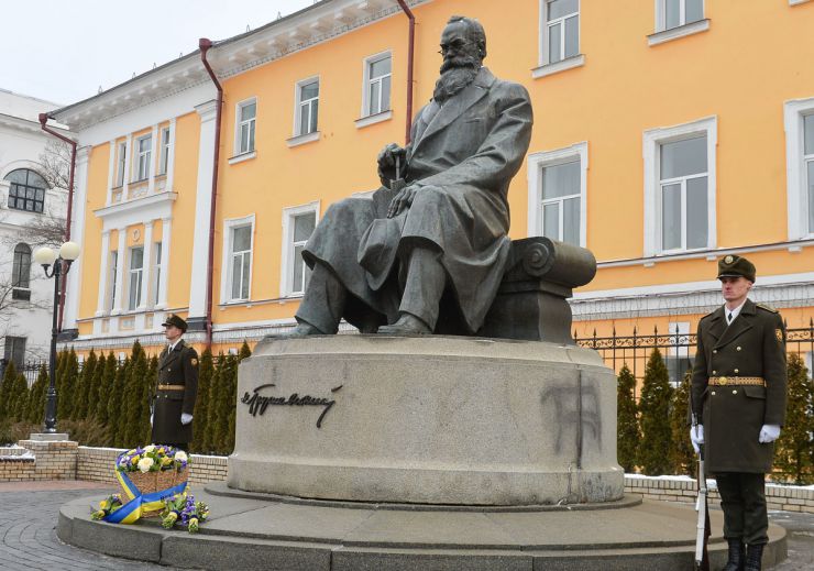 Голова Верховної Ради України Руслан Стефанчук спільно з Президентом України Володимиром Зеленським взяли участь у церемонії вшанування пам’яті Президента УНР Михайла Грушевського з нагоди Дня Соборності України.
У заході також взяли участь Прем’єр-міністр Денис Шмигаль, керівник Офісу Президента Андрій Єрмак.
Учасники церемонії поклали квіти до підніжжя пам’ятника Михайлу Грушевському та вшанували пам’ять державного діяча, під головуванням якого Українська Центральна Рада 22 січня 1918 року проголосила УНР «незалежною, вільною суверенною державою українського народу».
