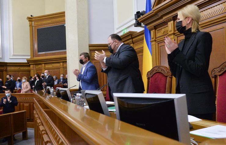 Пленарне засідання Верховної Ради України.
   
Голова Верховної Ради України Руслан Стефанчук відкрив пленарне засідання.
Руслан Стефанчук зазначив, що сьогодні відзначається 30 років з дня затвердження Верховною Радою України Державного Прапора України - національного прапора.
Головуючий повідомив, що у засіданні беруть участь Прем’єр-міністр Денис Шмигаль та члени Кабінету Міністрів. 
Руслан Стефанчук повідомив, що учора на пленарному засіданні було прийнято рішення щодо проведення «години запитань до Уряду» з 10-ї до 12-х години.
Головуючий надав слово для виступу Міністру оборони Олексію Резнікову.
З інформацією щодо подолання пандемії коронавірусу виступив Міністр охорони здоров’я Віктор Ляшко.
Прем'єр-міністр України Дмитро Шмигаль виступив з доповіддю, у якій поінформував народних депутатів щодо викликів та актуальних питань в сфері енергетичної безпеки України.

Голова Верховної Ради України закрив шосту сесію.
