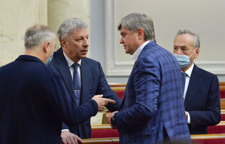 Пленарне засідання Верховної Ради України.
   
Голова Верховної Ради України Руслан Стефанчук відкрив пленарне засідання.
Руслан Стефанчук зазначив, що сьогодні відзначається 30 років з дня затвердження Верховною Радою України Державного Прапора України - національного прапора.
Головуючий повідомив, що у засіданні беруть участь Прем’єр-міністр Денис Шмигаль та члени Кабінету Міністрів. 
Руслан Стефанчук повідомив, що учора на пленарному засіданні було прийнято рішення щодо проведення «години запитань до Уряду» з 10-ї до 12-х години.
Головуючий надав слово для виступу Міністру оборони Олексію Резнікову.
З інформацією щодо подолання пандемії коронавірусу виступив Міністр охорони здоров’я Віктор Ляшко.
Прем'єр-міністр України Дмитро Шмигаль виступив з доповіддю, у якій поінформував народних депутатів щодо викликів та актуальних питань в сфері енергетичної безпеки України.

Голова Верховної Ради України закрив шосту сесію.
