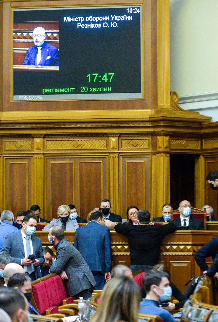 Пленарне засідання Верховної Ради України.
   
Голова Верховної Ради України Руслан Стефанчук відкрив пленарне засідання.
Руслан Стефанчук зазначив, що сьогодні відзначається 30 років з дня затвердження Верховною Радою України Державного Прапора України - національного прапора.
Головуючий повідомив, що у засіданні беруть участь Прем’єр-міністр Денис Шмигаль та члени Кабінету Міністрів. 
Руслан Стефанчук повідомив, що учора на пленарному засіданні було прийнято рішення щодо проведення «години запитань до Уряду» з 10-ї до 12-х години.
Головуючий надав слово для виступу Міністру оборони Олексію Резнікову.
З інформацією щодо подолання пандемії коронавірусу виступив Міністр охорони здоров’я Віктор Ляшко.
Прем'єр-міністр України Дмитро Шмигаль виступив з доповіддю, у якій поінформував народних депутатів щодо викликів та актуальних питань в сфері енергетичної безпеки України.

Голова Верховної Ради України закрив шосту сесію.
