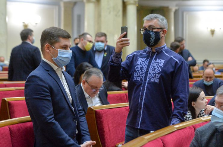 Пленарне засідання Верховної Ради України.
   
Голова Верховної Ради України Руслан Стефанчук відкрив пленарне засідання.
Руслан Стефанчук зазначив, що сьогодні відзначається 30 років з дня затвердження Верховною Радою України Державного Прапора України - національного прапора.
Головуючий повідомив, що у засіданні беруть участь Прем’єр-міністр Денис Шмигаль та члени Кабінету Міністрів. 
Руслан Стефанчук повідомив, що учора на пленарному засіданні було прийнято рішення щодо проведення «години запитань до Уряду» з 10-ї до 12-х години.
Головуючий надав слово для виступу Міністру оборони Олексію Резнікову.
З інформацією щодо подолання пандемії коронавірусу виступив Міністр охорони здоров’я Віктор Ляшко.
Прем'єр-міністр України Дмитро Шмигаль виступив з доповіддю, у якій поінформував народних депутатів щодо викликів та актуальних питань в сфері енергетичної безпеки України.

Голова Верховної Ради України закрив шосту сесію.
