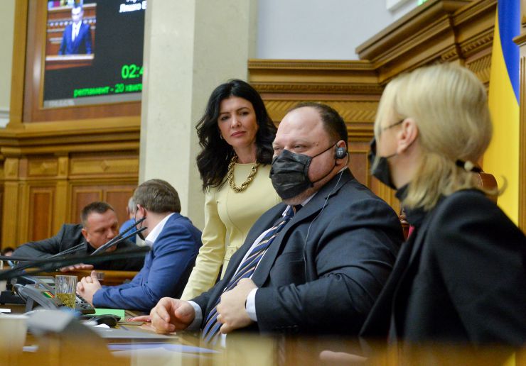 Пленарне засідання Верховної Ради України.
   
Голова Верховної Ради України Руслан Стефанчук відкрив пленарне засідання.
Руслан Стефанчук зазначив, що сьогодні відзначається 30 років з дня затвердження Верховною Радою України Державного Прапора України - національного прапора.
Головуючий повідомив, що у засіданні беруть участь Прем’єр-міністр Денис Шмигаль та члени Кабінету Міністрів. 
Руслан Стефанчук повідомив, що учора на пленарному засіданні було прийнято рішення щодо проведення «години запитань до Уряду» з 10-ї до 12-х години.
Головуючий надав слово для виступу Міністру оборони Олексію Резнікову.
З інформацією щодо подолання пандемії коронавірусу виступив Міністр охорони здоров’я Віктор Ляшко.
Прем'єр-міністр України Дмитро Шмигаль виступив з доповіддю, у якій поінформував народних депутатів щодо викликів та актуальних питань в сфері енергетичної безпеки України.

Голова Верховної Ради України закрив шосту сесію.
