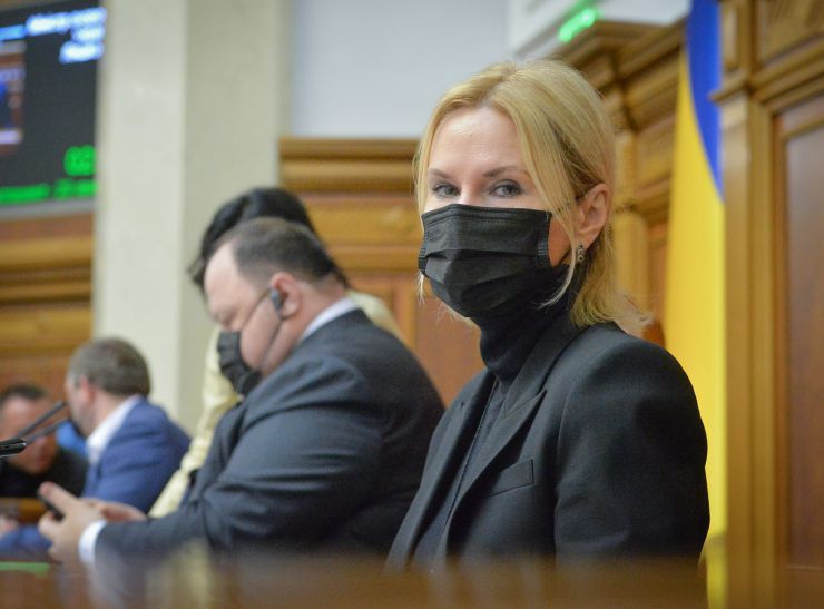 Пленарне засідання Верховної Ради України.
   
Голова Верховної Ради України Руслан Стефанчук відкрив пленарне засідання.
Руслан Стефанчук зазначив, що сьогодні відзначається 30 років з дня затвердження Верховною Радою України Державного Прапора України - національного прапора.
Головуючий повідомив, що у засіданні беруть участь Прем’єр-міністр Денис Шмигаль та члени Кабінету Міністрів. 
Руслан Стефанчук повідомив, що учора на пленарному засіданні було прийнято рішення щодо проведення «години запитань до Уряду» з 10-ї до 12-х години.
Головуючий надав слово для виступу Міністру оборони Олексію Резнікову.
З інформацією щодо подолання пандемії коронавірусу виступив Міністр охорони здоров’я Віктор Ляшко.
Прем'єр-міністр України Дмитро Шмигаль виступив з доповіддю, у якій поінформував народних депутатів щодо викликів та актуальних питань в сфері енергетичної безпеки України.

Голова Верховної Ради України закрив шосту сесію.
Олена Кондратюк
