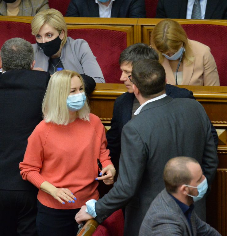 Пленарне засідання Верховної Ради України.
   
Голова Верховної Ради України Руслан Стефанчук відкрив пленарне засідання.
Руслан Стефанчук зазначив, що сьогодні відзначається 30 років з дня затвердження Верховною Радою України Державного Прапора України - національного прапора.
Головуючий повідомив, що у засіданні беруть участь Прем’єр-міністр Денис Шмигаль та члени Кабінету Міністрів. 
Руслан Стефанчук повідомив, що учора на пленарному засіданні було прийнято рішення щодо проведення «години запитань до Уряду» з 10-ї до 12-х години.
Головуючий надав слово для виступу Міністру оборони Олексію Резнікову.
З інформацією щодо подолання пандемії коронавірусу виступив Міністр охорони здоров’я Віктор Ляшко.
Прем'єр-міністр України Дмитро Шмигаль виступив з доповіддю, у якій поінформував народних депутатів щодо викликів та актуальних питань в сфері енергетичної безпеки України.

Голова Верховної Ради України закрив шосту сесію.
