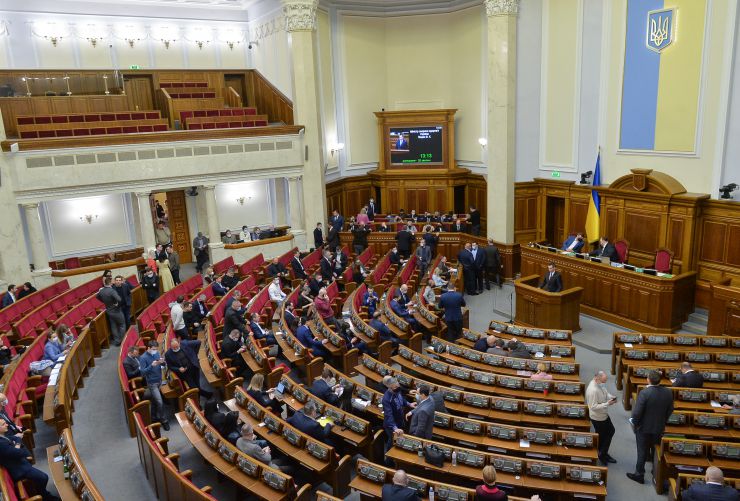 Пленарне засідання Верховної Ради України.
   
Голова Верховної Ради України Руслан Стефанчук відкрив пленарне засідання.
Руслан Стефанчук зазначив, що сьогодні відзначається 30 років з дня затвердження Верховною Радою України Державного Прапора України - національного прапора.
Головуючий повідомив, що у засіданні беруть участь Прем’єр-міністр Денис Шмигаль та члени Кабінету Міністрів. 
Руслан Стефанчук повідомив, що учора на пленарному засіданні було прийнято рішення щодо проведення «години запитань до Уряду» з 10-ї до 12-х години.
Головуючий надав слово для виступу Міністру оборони Олексію Резнікову.
З інформацією щодо подолання пандемії коронавірусу виступив Міністр охорони здоров’я Віктор Ляшко.
Прем'єр-міністр України Дмитро Шмигаль виступив з доповіддю, у якій поінформував народних депутатів щодо викликів та актуальних питань в сфері енергетичної безпеки України.

Голова Верховної Ради України закрив шосту сесію.
