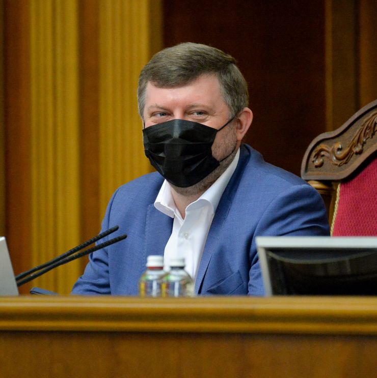 Пленарне засідання Верховної Ради України.
   
Голова Верховної Ради України Руслан Стефанчук відкрив пленарне засідання.
Руслан Стефанчук зазначив, що сьогодні відзначається 30 років з дня затвердження Верховною Радою України Державного Прапора України - національного прапора.
Головуючий повідомив, що у засіданні беруть участь Прем’єр-міністр Денис Шмигаль та члени Кабінету Міністрів. 
Руслан Стефанчук повідомив, що учора на пленарному засіданні було прийнято рішення щодо проведення «години запитань до Уряду» з 10-ї до 12-х години.
Головуючий надав слово для виступу Міністру оборони Олексію Резнікову.
З інформацією щодо подолання пандемії коронавірусу виступив Міністр охорони здоров’я Віктор Ляшко.
Прем'єр-міністр України Дмитро Шмигаль виступив з доповіддю, у якій поінформував народних депутатів щодо викликів та актуальних питань в сфері енергетичної безпеки України.

Голова Верховної Ради України закрив шосту сесію.
Олександр Корнієнко
