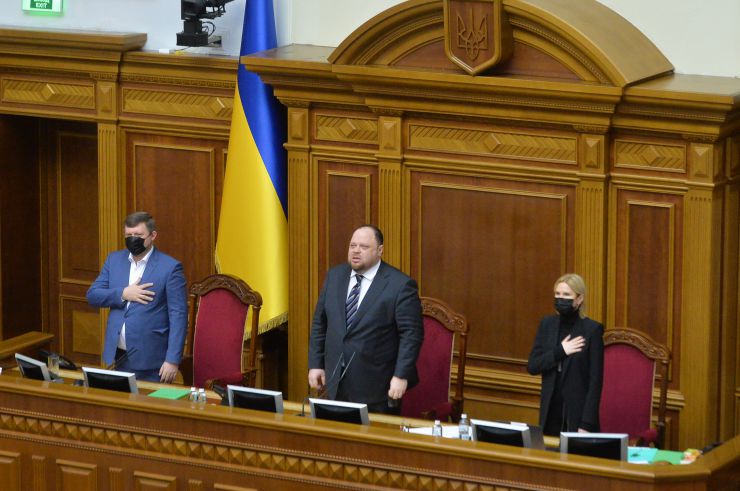 Пленарне засідання Верховної Ради України.
   
Голова Верховної Ради України Руслан Стефанчук відкрив пленарне засідання.
Руслан Стефанчук зазначив, що сьогодні відзначається 30 років з дня затвердження Верховною Радою України Державного Прапора України - національного прапора.
Головуючий повідомив, що у засіданні беруть участь Прем’єр-міністр Денис Шмигаль та члени Кабінету Міністрів. 
Руслан Стефанчук повідомив, що учора на пленарному засіданні було прийнято рішення щодо проведення «години запитань до Уряду» з 10-ї до 12-х години.
Головуючий надав слово для виступу Міністру оборони Олексію Резнікову.
З інформацією щодо подолання пандемії коронавірусу виступив Міністр охорони здоров’я Віктор Ляшко.
Прем'єр-міністр України Дмитро Шмигаль виступив з доповіддю, у якій поінформував народних депутатів щодо викликів та актуальних питань в сфері енергетичної безпеки України.

Голова Верховної Ради України закрив шосту сесію.
