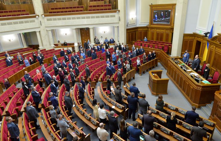 Пленарне засідання Верховної Ради України.
   
Голова Верховної Ради України Руслан Стефанчук відкрив пленарне засідання.
Руслан Стефанчук зазначив, що сьогодні відзначається 30 років з дня затвердження Верховною Радою України Державного Прапора України - національного прапора.
Головуючий повідомив, що у засіданні беруть участь Прем’єр-міністр Денис Шмигаль та члени Кабінету Міністрів. 
Руслан Стефанчук повідомив, що учора на пленарному засіданні було прийнято рішення щодо проведення «години запитань до Уряду» з 10-ї до 12-х години.
Головуючий надав слово для виступу Міністру оборони Олексію Резнікову.
З інформацією щодо подолання пандемії коронавірусу виступив Міністр охорони здоров’я Віктор Ляшко.
Прем'єр-міністр України Дмитро Шмигаль виступив з доповіддю, у якій поінформував народних депутатів щодо викликів та актуальних питань в сфері енергетичної безпеки України.

Голова Верховної Ради України закрив шосту сесію.
