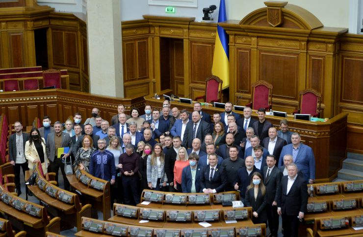 Пленарне засідання Верховної Ради України.
   
Голова Верховної Ради України Руслан Стефанчук відкрив пленарне засідання.
Руслан Стефанчук зазначив, що сьогодні відзначається 30 років з дня затвердження Верховною Радою України Державного Прапора України - національного прапора.
Головуючий повідомив, що у засіданні беруть участь Прем’єр-міністр Денис Шмигаль та члени Кабінету Міністрів. 
Руслан Стефанчук повідомив, що учора на пленарному засіданні було прийнято рішення щодо проведення «години запитань до Уряду» з 10-ї до 12-х години.
Головуючий надав слово для виступу Міністру оборони Олексію Резнікову.
З інформацією щодо подолання пандемії коронавірусу виступив Міністр охорони здоров’я Віктор Ляшко.
Прем'єр-міністр України Дмитро Шмигаль виступив з доповіддю, у якій поінформував народних депутатів щодо викликів та актуальних питань в сфері енергетичної безпеки України.

Голова Верховної Ради України закрив шосту сесію.
