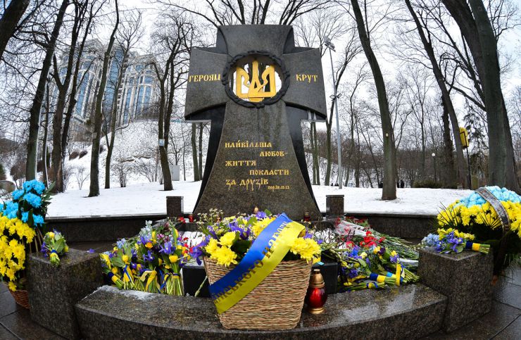 Голова Верховної Ради України Руслан Стефанчук, Перший заступник Голови Верховної Ради Олександр Корнієнко, Заступниця Голови Верховної Ради Олена Кондратюк, голови парламентських комітетів взяли участь у церемонії вшанування пам'яті Героїв Крут на Аскольдовій могилі у Києві.