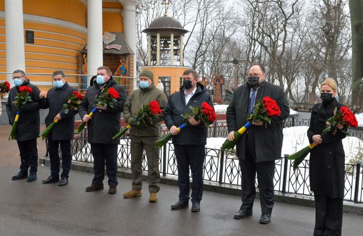 Голова Верховної Ради України Руслан Стефанчук, Перший заступник Голови Верховної Ради Олександр Корнієнко, Заступниця Голови Верховної Ради Олена Кондратюк, голови парламентських комітетів взяли участь у церемонії вшанування пам'яті Героїв Крут на Аскольдовій могилі у Києві.