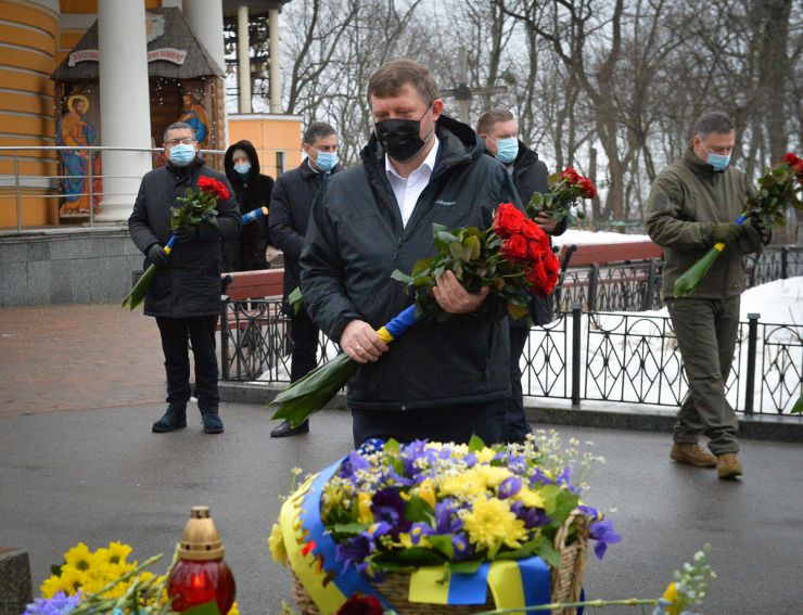 Голова Верховної Ради України Руслан Стефанчук, Перший заступник Голови Верховної Ради Олександр Корнієнко, Заступниця Голови Верховної Ради Олена Кондратюк, голови парламентських комітетів взяли участь у церемонії вшанування пам'яті Героїв Крут на Аскольдовій могилі у Києві.