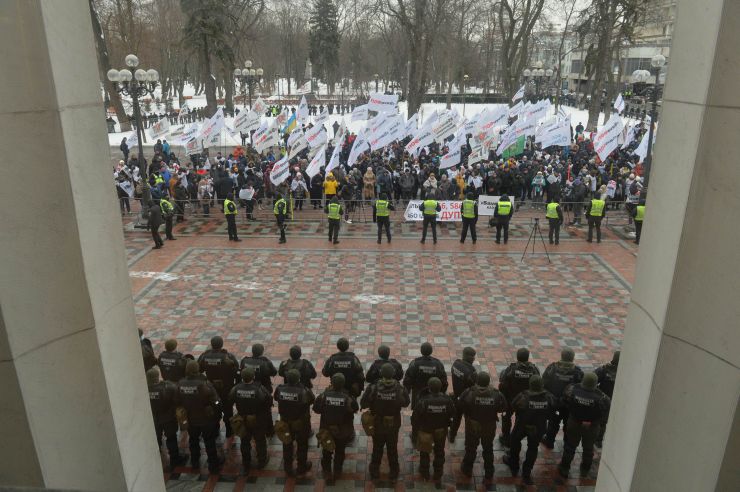 Пленарне засідання Верховної Ради України.

Перший заступник Голови Верховної Ради України Олександр Корнієнко повідомив про заяву від двох фракцій про перерву із заміною на виступ. 
Народний депутат Ігор Гузь в оточенні колег заявив, що українці готові надати рішучу відсіч окупанту, який прийде на нашу землю.
Із заявою від двох фракцій виступив народний депутат Олег Воронько. У заяві йшлося про тиск з боку влади на народних депутатів з об’єднання «Розумна політика».
Із заявою від двох фракцій виступив народний депутат Рустем Умеров.

