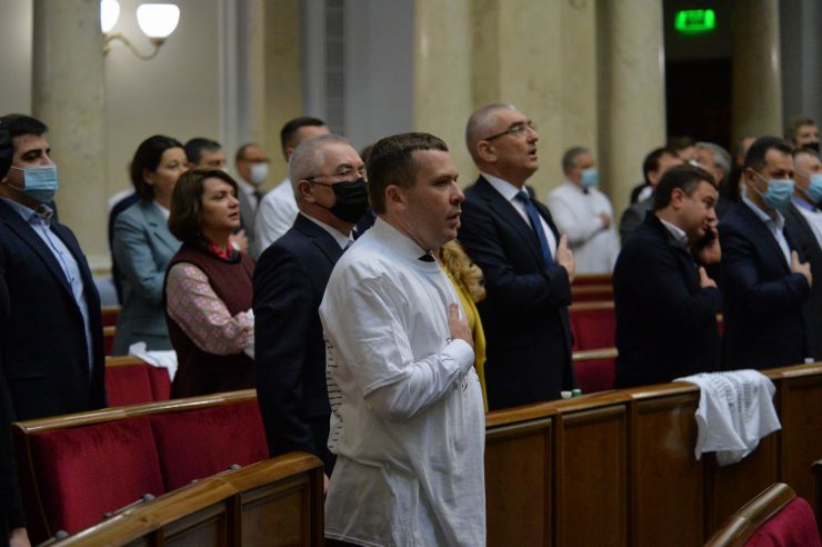 Пленарне засідання Верховної Ради України.

Перший заступник Голови Верховної Ради України Олександр Корнієнко повідомив про заяву від двох фракцій про перерву із заміною на виступ. 
Народний депутат Ігор Гузь в оточенні колег заявив, що українці готові надати рішучу відсіч окупанту, який прийде на нашу землю.
Із заявою від двох фракцій виступив народний депутат Олег Воронько. У заяві йшлося про тиск з боку влади на народних депутатів з об’єднання «Розумна політика».
Із заявою від двох фракцій виступив народний депутат Рустем Умеров.
