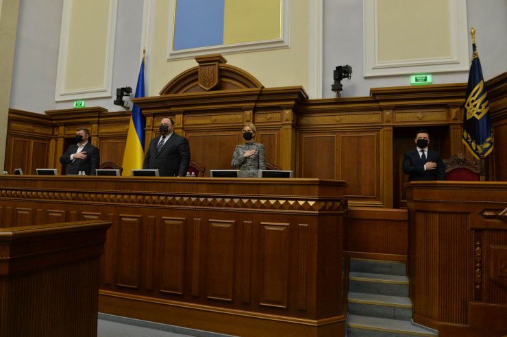 Пленарне засідання Верховної Ради України.

Перший заступник Голови Верховної Ради України Олександр Корнієнко повідомив про заяву від двох фракцій про перерву із заміною на виступ. 
Народний депутат Ігор Гузь в оточенні колег заявив, що українці готові надати рішучу відсіч окупанту, який прийде на нашу землю.
Із заявою від двох фракцій виступив народний депутат Олег Воронько. У заяві йшлося про тиск з боку влади на народних депутатів з об’єднання «Розумна політика».
Із заявою від двох фракцій виступив народний депутат Рустем Умеров.
