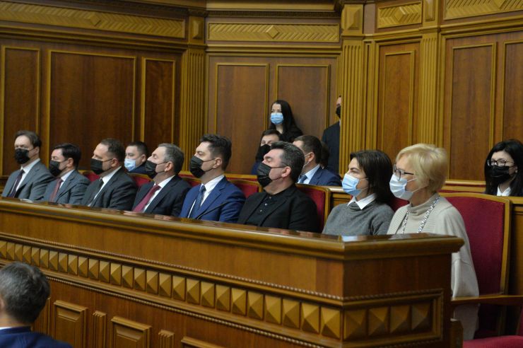 Пленарне засідання Верховної Ради України.

Перший заступник Голови Верховної Ради України Олександр Корнієнко повідомив про заяву від двох фракцій про перерву із заміною на виступ. 
Народний депутат Ігор Гузь в оточенні колег заявив, що українці готові надати рішучу відсіч окупанту, який прийде на нашу землю.
Із заявою від двох фракцій виступив народний депутат Олег Воронько. У заяві йшлося про тиск з боку влади на народних депутатів з об’єднання «Розумна політика».
Із заявою від двох фракцій виступив народний депутат Рустем Умеров.
