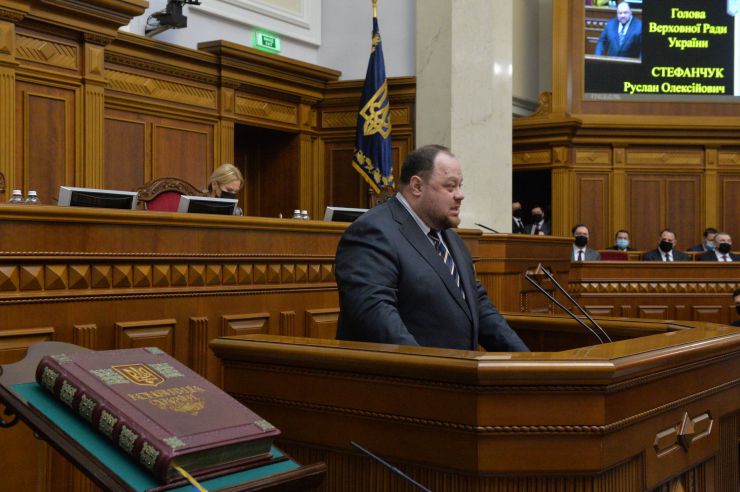 Пленарне засідання Верховної Ради України.

Перший заступник Голови Верховної Ради України Олександр Корнієнко повідомив про заяву від двох фракцій про перерву із заміною на виступ. 
Народний депутат Ігор Гузь в оточенні колег заявив, що українці готові надати рішучу відсіч окупанту, який прийде на нашу землю.
Із заявою від двох фракцій виступив народний депутат Олег Воронько. У заяві йшлося про тиск з боку влади на народних депутатів з об’єднання «Розумна політика».
Із заявою від двох фракцій виступив народний депутат Рустем Умеров.
Руслан Стефанчук
