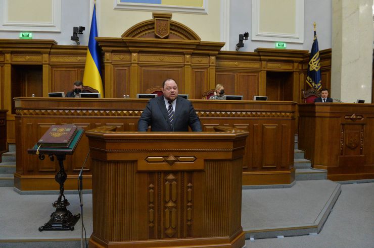 Пленарне засідання Верховної Ради України.

Перший заступник Голови Верховної Ради України Олександр Корнієнко повідомив про заяву від двох фракцій про перерву із заміною на виступ. 
Народний депутат Ігор Гузь в оточенні колег заявив, що українці готові надати рішучу відсіч окупанту, який прийде на нашу землю.
Із заявою від двох фракцій виступив народний депутат Олег Воронько. У заяві йшлося про тиск з боку влади на народних депутатів з об’єднання «Розумна політика».
Із заявою від двох фракцій виступив народний депутат Рустем Умеров.
Руслан Стефанчук
