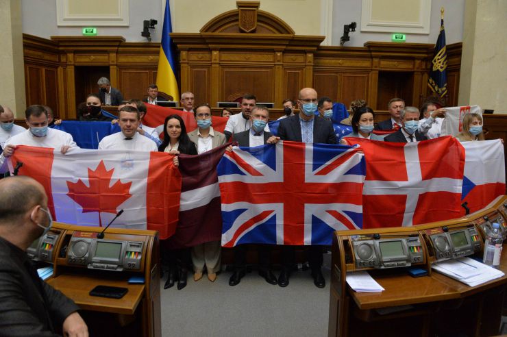 Пленарне засідання Верховної Ради України.

Перший заступник Голови Верховної Ради України Олександр Корнієнко повідомив про заяву від двох фракцій про перерву із заміною на виступ. 
Народний депутат Ігор Гузь в оточенні колег заявив, що українці готові надати рішучу відсіч окупанту, який прийде на нашу землю.
Із заявою від двох фракцій виступив народний депутат Олег Воронько. У заяві йшлося про тиск з боку влади на народних депутатів з об’єднання «Розумна політика».
Із заявою від двох фракцій виступив народний депутат Рустем Умеров.
