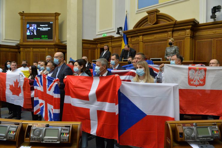 Пленарне засідання Верховної Ради України.

Перший заступник Голови Верховної Ради України Олександр Корнієнко повідомив про заяву від двох фракцій про перерву із заміною на виступ. 
Народний депутат Ігор Гузь в оточенні колег заявив, що українці готові надати рішучу відсіч окупанту, який прийде на нашу землю.
Із заявою від двох фракцій виступив народний депутат Олег Воронько. У заяві йшлося про тиск з боку влади на народних депутатів з об’єднання «Розумна політика».
Із заявою від двох фракцій виступив народний депутат Рустем Умеров.
