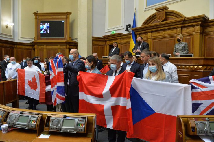Пленарне засідання Верховної Ради України.

Перший заступник Голови Верховної Ради України Олександр Корнієнко повідомив про заяву від двох фракцій про перерву із заміною на виступ. 
Народний депутат Ігор Гузь в оточенні колег заявив, що українці готові надати рішучу відсіч окупанту, який прийде на нашу землю.
Із заявою від двох фракцій виступив народний депутат Олег Воронько. У заяві йшлося про тиск з боку влади на народних депутатів з об’єднання «Розумна політика».
Із заявою від двох фракцій виступив народний депутат Рустем Умеров.
