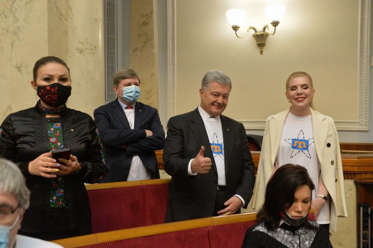 Пленарне засідання Верховної Ради України.

Перший заступник Голови Верховної Ради України Олександр Корнієнко повідомив про заяву від двох фракцій про перерву із заміною на виступ. 
Народний депутат Ігор Гузь в оточенні колег заявив, що українці готові надати рішучу відсіч окупанту, який прийде на нашу землю.
Із заявою від двох фракцій виступив народний депутат Олег Воронько. У заяві йшлося про тиск з боку влади на народних депутатів з об’єднання «Розумна політика».
Із заявою від двох фракцій виступив народний депутат Рустем Умеров.

