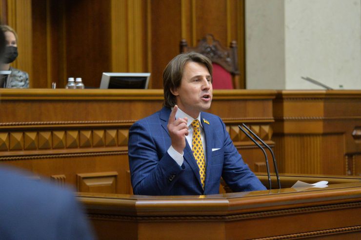 Пленарне засідання Верховної Ради України.

Перший заступник Голови Верховної Ради України Олександр Корнієнко повідомив про заяву від двох фракцій про перерву із заміною на виступ. 
Народний депутат Ігор Гузь в оточенні колег заявив, що українці готові надати рішучу відсіч окупанту, який прийде на нашу землю.
Із заявою від двох фракцій виступив народний депутат Олег Воронько. У заяві йшлося про тиск з боку влади на народних депутатів з об’єднання «Розумна політика».
Із заявою від двох фракцій виступив народний депутат Рустем Умеров.
