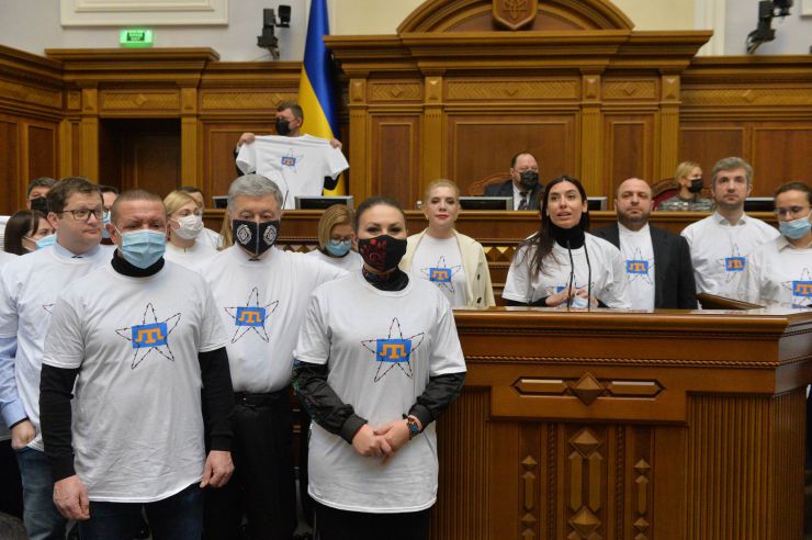 Пленарне засідання Верховної Ради України.

Перший заступник Голови Верховної Ради України Олександр Корнієнко повідомив про заяву від двох фракцій про перерву із заміною на виступ. 
Народний депутат Ігор Гузь в оточенні колег заявив, що українці готові надати рішучу відсіч окупанту, який прийде на нашу землю.
Із заявою від двох фракцій виступив народний депутат Олег Воронько. У заяві йшлося про тиск з боку влади на народних депутатів з об’єднання «Розумна політика».
Із заявою від двох фракцій виступив народний депутат Рустем Умеров.
