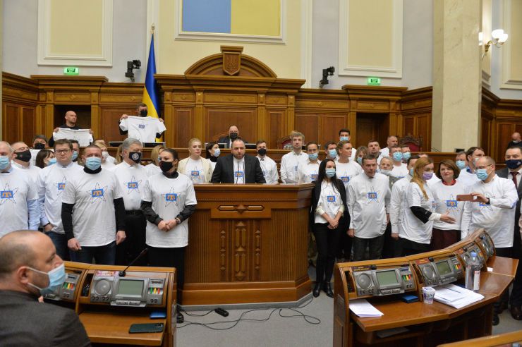 Пленарне засідання Верховної Ради України.

Перший заступник Голови Верховної Ради України Олександр Корнієнко повідомив про заяву від двох фракцій про перерву із заміною на виступ. 
Народний депутат Ігор Гузь в оточенні колег заявив, що українці готові надати рішучу відсіч окупанту, який прийде на нашу землю.
Із заявою від двох фракцій виступив народний депутат Олег Воронько. У заяві йшлося про тиск з боку влади на народних депутатів з об’єднання «Розумна політика».
Із заявою від двох фракцій виступив народний депутат Рустем Умеров.
