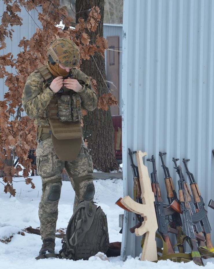 В Києві пройшов другий масштабний вишкіл з цивільної оборони

На території заводу «АТЕК» пройшов другий масштабний вишкіл для цивільного населення в рамках кампанії «Не панікуй! Готуйся». В заході взяло участь понад пів тисячі людей різного віку та професій, які виявили бажання отримати необхідні навички для захисту в разі воєнної ескалації з боку РФ. Так, до вишколу долучився другокурсник, страйкболіст, Євген Ритіков, а викладачка Аліна Ульянова прийшла з двома синами Іваном та Данилом. 
Під час навчань, які проводили професійні інструктори й ветерани з бойовим досвідом, відпрацьовували навички поводження зі зброєю, роботи з технікою, прийоми і правила стрільби, проходили тренування з тактики дій малих груп піхоти, ведення ближнього бою й патрулювання території, надання першої домедичної допомоги та евакуації поранених тощо. Також в рамках вишколу відбулося виїзне тренування з вогневої підготовки, під час якого найдосвідченіші учасники відпрацьовували навички з володіння зброєю.  
Перша хвиля подібних вишколів пройшла ще у квітні 2021 року, коли РФ лише почала стягувати до наших кордонів свої війська під прикриттям навчальних маневрів. 5 лютого 2022 року вишколи пройшли також у Львові, Одесі, Кропивницькому, Івано-Франківську, Ковелі, а у Чернігові та Запоріжжі — навчання з тактичної медицини. До кінця лютого організатори планують провести понад 50 схожих навчань по всій Україні. 
