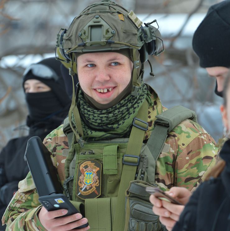 В Києві пройшов другий масштабний вишкіл з цивільної оборони

На території заводу «АТЕК» пройшов другий масштабний вишкіл для цивільного населення в рамках кампанії «Не панікуй! Готуйся». В заході взяло участь понад пів тисячі людей різного віку та професій, які виявили бажання отримати необхідні навички для захисту в разі воєнної ескалації з боку РФ. Так, до вишколу долучився другокурсник, страйкболіст, Євген Ритіков, а викладачка Аліна Ульянова прийшла з двома синами Іваном та Данилом. 
Під час навчань, які проводили професійні інструктори й ветерани з бойовим досвідом, відпрацьовували навички поводження зі зброєю, роботи з технікою, прийоми і правила стрільби, проходили тренування з тактики дій малих груп піхоти, ведення ближнього бою й патрулювання території, надання першої домедичної допомоги та евакуації поранених тощо. Також в рамках вишколу відбулося виїзне тренування з вогневої підготовки, під час якого найдосвідченіші учасники відпрацьовували навички з володіння зброєю.  
Перша хвиля подібних вишколів пройшла ще у квітні 2021 року, коли РФ лише почала стягувати до наших кордонів свої війська під прикриттям навчальних маневрів. 5 лютого 2022 року вишколи пройшли також у Львові, Одесі, Кропивницькому, Івано-Франківську, Ковелі, а у Чернігові та Запоріжжі — навчання з тактичної медицини. До кінця лютого організатори планують провести понад 50 схожих навчань по всій Україні. 
