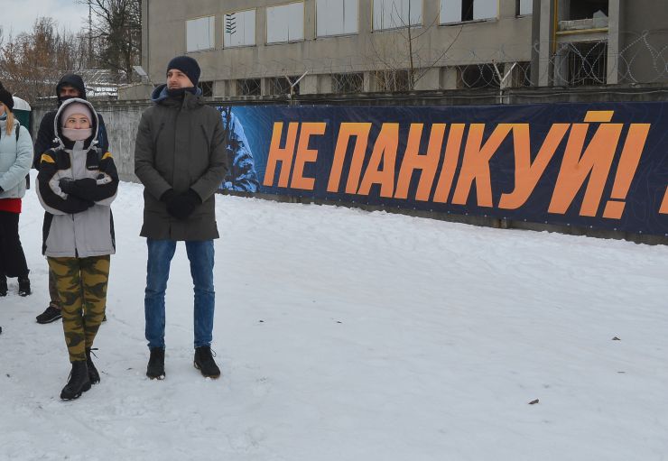 В Києві пройшов другий масштабний вишкіл з цивільної оборони

На території заводу «АТЕК» пройшов другий масштабний вишкіл для цивільного населення в рамках кампанії «Не панікуй! Готуйся». В заході взяло участь понад пів тисячі людей різного віку та професій, які виявили бажання отримати необхідні навички для захисту в разі воєнної ескалації з боку РФ. Так, до вишколу долучився другокурсник, страйкболіст, Євген Ритіков, а викладачка Аліна Ульянова прийшла з двома синами Іваном та Данилом. 
Під час навчань, які проводили професійні інструктори й ветерани з бойовим досвідом, відпрацьовували навички поводження зі зброєю, роботи з технікою, прийоми і правила стрільби, проходили тренування з тактики дій малих груп піхоти, ведення ближнього бою й патрулювання території, надання першої домедичної допомоги та евакуації поранених тощо. Також в рамках вишколу відбулося виїзне тренування з вогневої підготовки, під час якого найдосвідченіші учасники відпрацьовували навички з володіння зброєю.  
Перша хвиля подібних вишколів пройшла ще у квітні 2021 року, коли РФ лише почала стягувати до наших кордонів свої війська під прикриттям навчальних маневрів. 5 лютого 2022 року вишколи пройшли також у Львові, Одесі, Кропивницькому, Івано-Франківську, Ковелі, а у Чернігові та Запоріжжі — навчання з тактичної медицини. До кінця лютого організатори планують провести понад 50 схожих навчань по всій Україні. 

