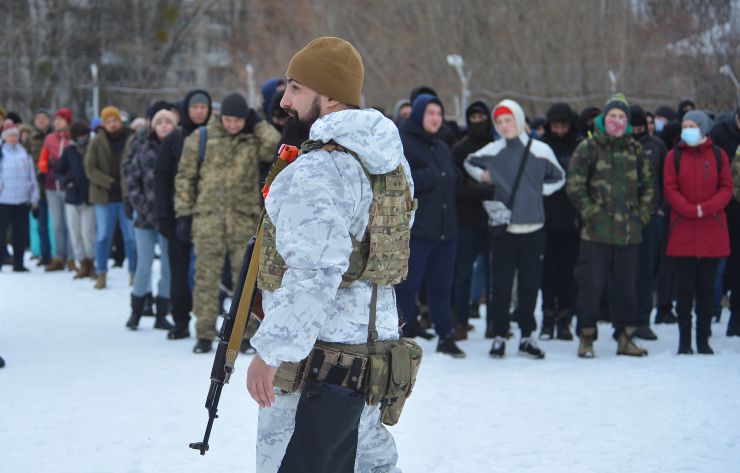 В Києві пройшов другий масштабний вишкіл з цивільної оборони

На території заводу «АТЕК» пройшов другий масштабний вишкіл для цивільного населення в рамках кампанії «Не панікуй! Готуйся». В заході взяло участь понад пів тисячі людей різного віку та професій, які виявили бажання отримати необхідні навички для захисту в разі воєнної ескалації з боку РФ. Так, до вишколу долучився другокурсник, страйкболіст, Євген Ритіков, а викладачка Аліна Ульянова прийшла з двома синами Іваном та Данилом. 
Під час навчань, які проводили професійні інструктори й ветерани з бойовим досвідом, відпрацьовували навички поводження зі зброєю, роботи з технікою, прийоми і правила стрільби, проходили тренування з тактики дій малих груп піхоти, ведення ближнього бою й патрулювання території, надання першої домедичної допомоги та евакуації поранених тощо. Також в рамках вишколу відбулося виїзне тренування з вогневої підготовки, під час якого найдосвідченіші учасники відпрацьовували навички з володіння зброєю.  
Перша хвиля подібних вишколів пройшла ще у квітні 2021 року, коли РФ лише почала стягувати до наших кордонів свої війська під прикриттям навчальних маневрів. 5 лютого 2022 року вишколи пройшли також у Львові, Одесі, Кропивницькому, Івано-Франківську, Ковелі, а у Чернігові та Запоріжжі — навчання з тактичної медицини. До кінця лютого організатори планують провести понад 50 схожих навчань по всій Україні. 
