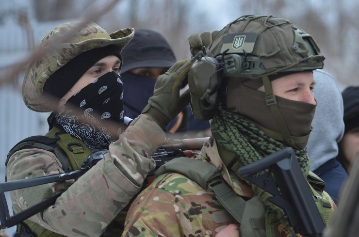 В Києві пройшов другий масштабний вишкіл з цивільної оборони

На території заводу «АТЕК» пройшов другий масштабний вишкіл для цивільного населення в рамках кампанії «Не панікуй! Готуйся». В заході взяло участь понад пів тисячі людей різного віку та професій, які виявили бажання отримати необхідні навички для захисту в разі воєнної ескалації з боку РФ. Так, до вишколу долучився другокурсник, страйкболіст, Євген Ритіков, а викладачка Аліна Ульянова прийшла з двома синами Іваном та Данилом. 
Під час навчань, які проводили професійні інструктори й ветерани з бойовим досвідом, відпрацьовували навички поводження зі зброєю, роботи з технікою, прийоми і правила стрільби, проходили тренування з тактики дій малих груп піхоти, ведення ближнього бою й патрулювання території, надання першої домедичної допомоги та евакуації поранених тощо. Також в рамках вишколу відбулося виїзне тренування з вогневої підготовки, під час якого найдосвідченіші учасники відпрацьовували навички з володіння зброєю.  
Перша хвиля подібних вишколів пройшла ще у квітні 2021 року, коли РФ лише почала стягувати до наших кордонів свої війська під прикриттям навчальних маневрів. 5 лютого 2022 року вишколи пройшли також у Львові, Одесі, Кропивницькому, Івано-Франківську, Ковелі, а у Чернігові та Запоріжжі — навчання з тактичної медицини. До кінця лютого організатори планують провести понад 50 схожих навчань по всій Україні. 
