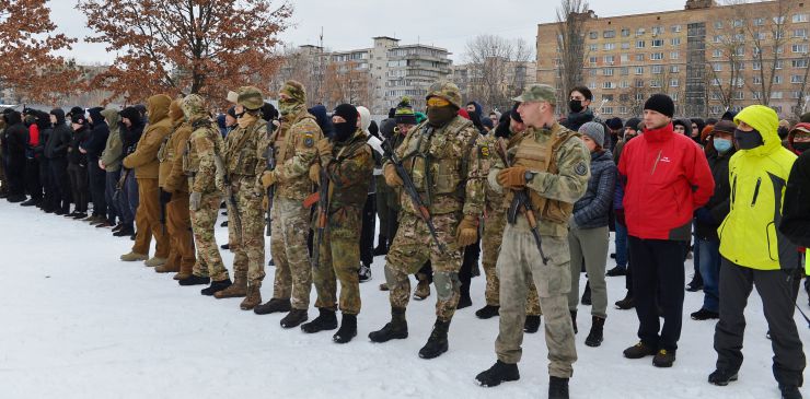 В Києві пройшов другий масштабний вишкіл з цивільної оборони

На території заводу «АТЕК» пройшов другий масштабний вишкіл для цивільного населення в рамках кампанії «Не панікуй! Готуйся». В заході взяло участь понад пів тисячі людей різного віку та професій, які виявили бажання отримати необхідні навички для захисту в разі воєнної ескалації з боку РФ. Так, до вишколу долучився другокурсник, страйкболіст, Євген Ритіков, а викладачка Аліна Ульянова прийшла з двома синами Іваном та Данилом. 
Під час навчань, які проводили професійні інструктори й ветерани з бойовим досвідом, відпрацьовували навички поводження зі зброєю, роботи з технікою, прийоми і правила стрільби, проходили тренування з тактики дій малих груп піхоти, ведення ближнього бою й патрулювання території, надання першої домедичної допомоги та евакуації поранених тощо. Також в рамках вишколу відбулося виїзне тренування з вогневої підготовки, під час якого найдосвідченіші учасники відпрацьовували навички з володіння зброєю.  
Перша хвиля подібних вишколів пройшла ще у квітні 2021 року, коли РФ лише почала стягувати до наших кордонів свої війська під прикриттям навчальних маневрів. 5 лютого 2022 року вишколи пройшли також у Львові, Одесі, Кропивницькому, Івано-Франківську, Ковелі, а у Чернігові та Запоріжжі — навчання з тактичної медицини. До кінця лютого організатори планують провести понад 50 схожих навчань по всій Україні. 

