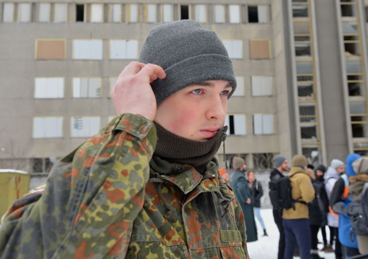 В Києві пройшов другий масштабний вишкіл з цивільної оборони

На території заводу «АТЕК» пройшов другий масштабний вишкіл для цивільного населення в рамках кампанії «Не панікуй! Готуйся». В заході взяло участь понад пів тисячі людей різного віку та професій, які виявили бажання отримати необхідні навички для захисту в разі воєнної ескалації з боку РФ. Так, до вишколу долучився другокурсник, страйкболіст, Євген Ритіков, а викладачка Аліна Ульянова прийшла з двома синами Іваном та Данилом. 
Під час навчань, які проводили професійні інструктори й ветерани з бойовим досвідом, відпрацьовували навички поводження зі зброєю, роботи з технікою, прийоми і правила стрільби, проходили тренування з тактики дій малих груп піхоти, ведення ближнього бою й патрулювання території, надання першої домедичної допомоги та евакуації поранених тощо. Також в рамках вишколу відбулося виїзне тренування з вогневої підготовки, під час якого найдосвідченіші учасники відпрацьовували навички з володіння зброєю.  
Перша хвиля подібних вишколів пройшла ще у квітні 2021 року, коли РФ лише почала стягувати до наших кордонів свої війська під прикриттям навчальних маневрів. 5 лютого 2022 року вишколи пройшли також у Львові, Одесі, Кропивницькому, Івано-Франківську, Ковелі, а у Чернігові та Запоріжжі — навчання з тактичної медицини. До кінця лютого організатори планують провести понад 50 схожих навчань по всій Україні. 
Єгор Ритіков
