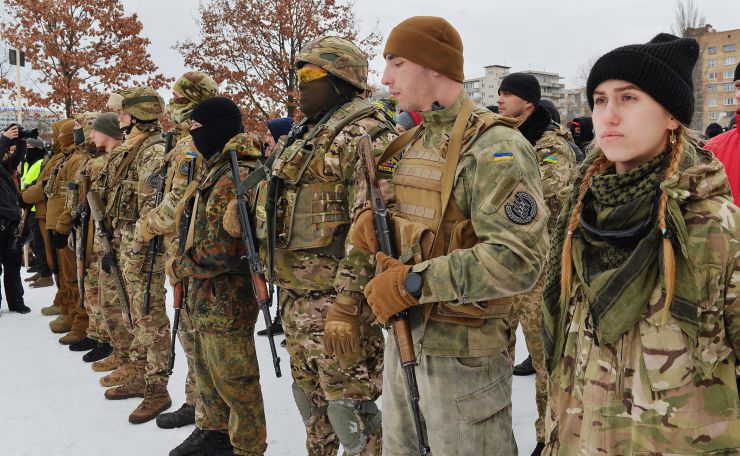 В Києві пройшов другий масштабний вишкіл з цивільної оборони

На території заводу «АТЕК» пройшов другий масштабний вишкіл для цивільного населення в рамках кампанії «Не панікуй! Готуйся». В заході взяло участь понад пів тисячі людей різного віку та професій, які виявили бажання отримати необхідні навички для захисту в разі воєнної ескалації з боку РФ. Так, до вишколу долучився другокурсник, страйкболіст, Євген Ритіков, а викладачка Аліна Ульянова прийшла з двома синами Іваном та Данилом. 
Під час навчань, які проводили професійні інструктори й ветерани з бойовим досвідом, відпрацьовували навички поводження зі зброєю, роботи з технікою, прийоми і правила стрільби, проходили тренування з тактики дій малих груп піхоти, ведення ближнього бою й патрулювання території, надання першої домедичної допомоги та евакуації поранених тощо. Також в рамках вишколу відбулося виїзне тренування з вогневої підготовки, під час якого найдосвідченіші учасники відпрацьовували навички з володіння зброєю.  
Перша хвиля подібних вишколів пройшла ще у квітні 2021 року, коли РФ лише почала стягувати до наших кордонів свої війська під прикриттям навчальних маневрів. 5 лютого 2022 року вишколи пройшли також у Львові, Одесі, Кропивницькому, Івано-Франківську, Ковелі, а у Чернігові та Запоріжжі — навчання з тактичної медицини. До кінця лютого організатори планують провести понад 50 схожих навчань по всій Україні. 
