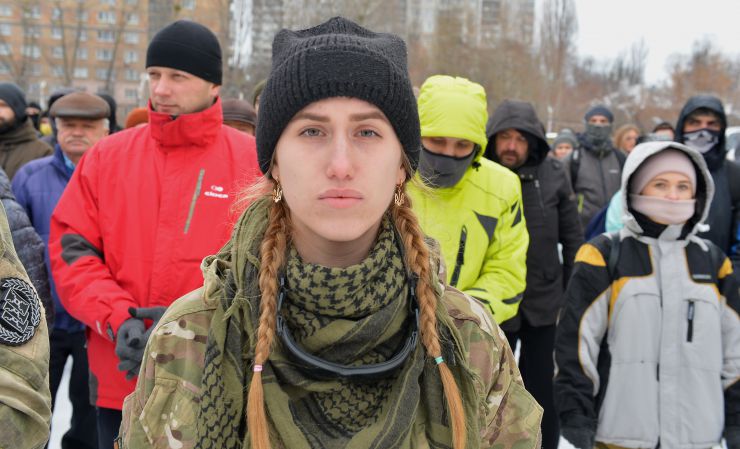 В Києві пройшов другий масштабний вишкіл з цивільної оборони

На території заводу «АТЕК» пройшов другий масштабний вишкіл для цивільного населення в рамках кампанії «Не панікуй! Готуйся». В заході взяло участь понад пів тисячі людей різного віку та професій, які виявили бажання отримати необхідні навички для захисту в разі воєнної ескалації з боку РФ. Так, до вишколу долучився другокурсник, страйкболіст, Євген Ритіков, а викладачка Аліна Ульянова прийшла з двома синами Іваном та Данилом. 
Під час навчань, які проводили професійні інструктори й ветерани з бойовим досвідом, відпрацьовували навички поводження зі зброєю, роботи з технікою, прийоми і правила стрільби, проходили тренування з тактики дій малих груп піхоти, ведення ближнього бою й патрулювання території, надання першої домедичної допомоги та евакуації поранених тощо. Також в рамках вишколу відбулося виїзне тренування з вогневої підготовки, під час якого найдосвідченіші учасники відпрацьовували навички з володіння зброєю.  
Перша хвиля подібних вишколів пройшла ще у квітні 2021 року, коли РФ лише почала стягувати до наших кордонів свої війська під прикриттям навчальних маневрів. 5 лютого 2022 року вишколи пройшли також у Львові, Одесі, Кропивницькому, Івано-Франківську, Ковелі, а у Чернігові та Запоріжжі — навчання з тактичної медицини. До кінця лютого організатори планують провести понад 50 схожих навчань по всій Україні. 
