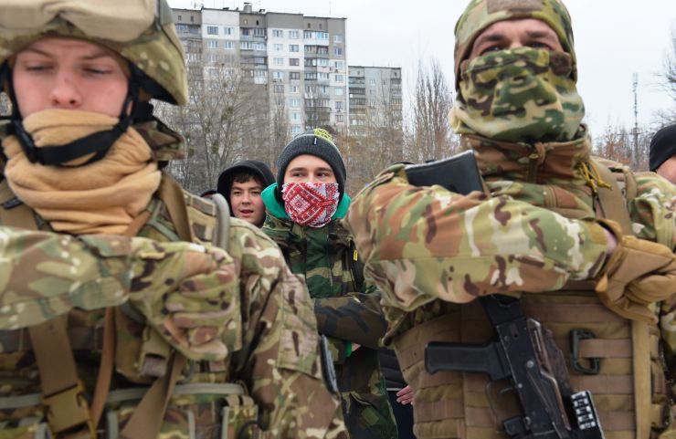 В Києві пройшов другий масштабний вишкіл з цивільної оборони

На території заводу «АТЕК» пройшов другий масштабний вишкіл для цивільного населення в рамках кампанії «Не панікуй! Готуйся». В заході взяло участь понад пів тисячі людей різного віку та професій, які виявили бажання отримати необхідні навички для захисту в разі воєнної ескалації з боку РФ. Так, до вишколу долучився другокурсник, страйкболіст, Євген Ритіков, а викладачка Аліна Ульянова прийшла з двома синами Іваном та Данилом. 
Під час навчань, які проводили професійні інструктори й ветерани з бойовим досвідом, відпрацьовували навички поводження зі зброєю, роботи з технікою, прийоми і правила стрільби, проходили тренування з тактики дій малих груп піхоти, ведення ближнього бою й патрулювання території, надання першої домедичної допомоги та евакуації поранених тощо. Також в рамках вишколу відбулося виїзне тренування з вогневої підготовки, під час якого найдосвідченіші учасники відпрацьовували навички з володіння зброєю.  
Перша хвиля подібних вишколів пройшла ще у квітні 2021 року, коли РФ лише почала стягувати до наших кордонів свої війська під прикриттям навчальних маневрів. 5 лютого 2022 року вишколи пройшли також у Львові, Одесі, Кропивницькому, Івано-Франківську, Ковелі, а у Чернігові та Запоріжжі — навчання з тактичної медицини. До кінця лютого організатори планують провести понад 50 схожих навчань по всій Україні. 
