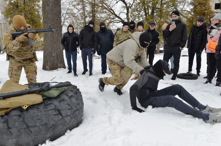 В Києві пройшов другий масштабний вишкіл з цивільної оборони

На території заводу «АТЕК» пройшов другий масштабний вишкіл для цивільного населення в рамках кампанії «Не панікуй! Готуйся». В заході взяло участь понад пів тисячі людей різного віку та професій, які виявили бажання отримати необхідні навички для захисту в разі воєнної ескалації з боку РФ. Так, до вишколу долучився другокурсник, страйкболіст, Євген Ритіков, а викладачка Аліна Ульянова прийшла з двома синами Іваном та Данилом. 
Під час навчань, які проводили професійні інструктори й ветерани з бойовим досвідом, відпрацьовували навички поводження зі зброєю, роботи з технікою, прийоми і правила стрільби, проходили тренування з тактики дій малих груп піхоти, ведення ближнього бою й патрулювання території, надання першої домедичної допомоги та евакуації поранених тощо. Також в рамках вишколу відбулося виїзне тренування з вогневої підготовки, під час якого найдосвідченіші учасники відпрацьовували навички з володіння зброєю.  
Перша хвиля подібних вишколів пройшла ще у квітні 2021 року, коли РФ лише почала стягувати до наших кордонів свої війська під прикриттям навчальних маневрів. 5 лютого 2022 року вишколи пройшли також у Львові, Одесі, Кропивницькому, Івано-Франківську, Ковелі, а у Чернігові та Запоріжжі — навчання з тактичної медицини. До кінця лютого організатори планують провести понад 50 схожих навчань по всій Україні. 

