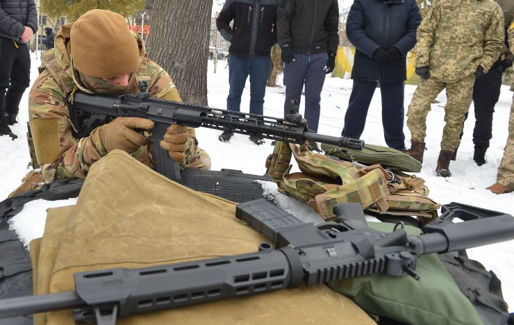 В Києві пройшов другий масштабний вишкіл з цивільної оборони

На території заводу «АТЕК» пройшов другий масштабний вишкіл для цивільного населення в рамках кампанії «Не панікуй! Готуйся». В заході взяло участь понад пів тисячі людей різного віку та професій, які виявили бажання отримати необхідні навички для захисту в разі воєнної ескалації з боку РФ. Так, до вишколу долучився другокурсник, страйкболіст, Євген Ритіков, а викладачка Аліна Ульянова прийшла з двома синами Іваном та Данилом. 
Під час навчань, які проводили професійні інструктори й ветерани з бойовим досвідом, відпрацьовували навички поводження зі зброєю, роботи з технікою, прийоми і правила стрільби, проходили тренування з тактики дій малих груп піхоти, ведення ближнього бою й патрулювання території, надання першої домедичної допомоги та евакуації поранених тощо. Також в рамках вишколу відбулося виїзне тренування з вогневої підготовки, під час якого найдосвідченіші учасники відпрацьовували навички з володіння зброєю.  
Перша хвиля подібних вишколів пройшла ще у квітні 2021 року, коли РФ лише почала стягувати до наших кордонів свої війська під прикриттям навчальних маневрів. 5 лютого 2022 року вишколи пройшли також у Львові, Одесі, Кропивницькому, Івано-Франківську, Ковелі, а у Чернігові та Запоріжжі — навчання з тактичної медицини. До кінця лютого організатори планують провести понад 50 схожих навчань по всій Україні. 
