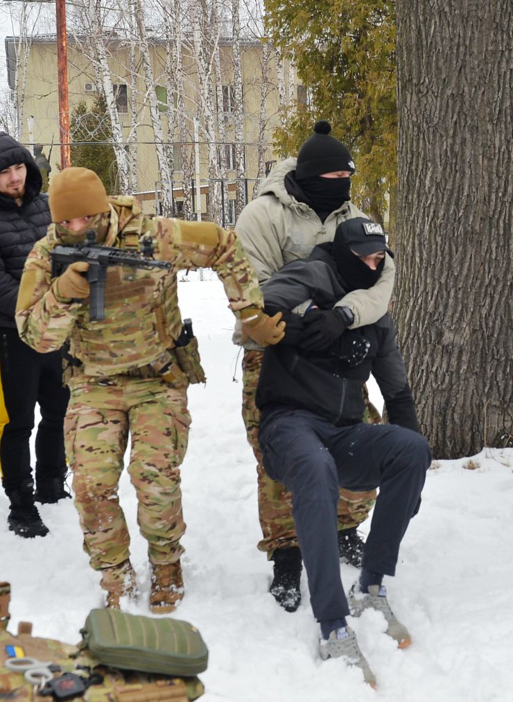В Києві пройшов другий масштабний вишкіл з цивільної оборони

На території заводу «АТЕК» пройшов другий масштабний вишкіл для цивільного населення в рамках кампанії «Не панікуй! Готуйся». В заході взяло участь понад пів тисячі людей різного віку та професій, які виявили бажання отримати необхідні навички для захисту в разі воєнної ескалації з боку РФ. Так, до вишколу долучився другокурсник, страйкболіст, Євген Ритіков, а викладачка Аліна Ульянова прийшла з двома синами Іваном та Данилом. 
Під час навчань, які проводили професійні інструктори й ветерани з бойовим досвідом, відпрацьовували навички поводження зі зброєю, роботи з технікою, прийоми і правила стрільби, проходили тренування з тактики дій малих груп піхоти, ведення ближнього бою й патрулювання території, надання першої домедичної допомоги та евакуації поранених тощо. Також в рамках вишколу відбулося виїзне тренування з вогневої підготовки, під час якого найдосвідченіші учасники відпрацьовували навички з володіння зброєю.  
Перша хвиля подібних вишколів пройшла ще у квітні 2021 року, коли РФ лише почала стягувати до наших кордонів свої війська під прикриттям навчальних маневрів. 5 лютого 2022 року вишколи пройшли також у Львові, Одесі, Кропивницькому, Івано-Франківську, Ковелі, а у Чернігові та Запоріжжі — навчання з тактичної медицини. До кінця лютого організатори планують провести понад 50 схожих навчань по всій Україні. 
